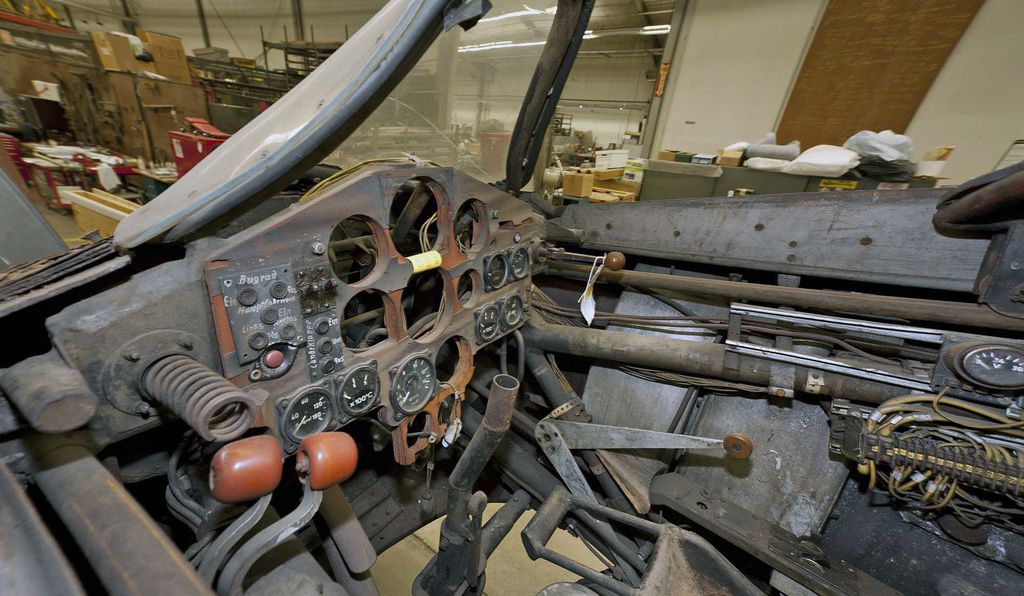 The Ho 229 V3 (above: interior of cockpit at the time of conservation) showed considerable deterioration after being stored outdoors for many years. The laminated wood was separating, paint flaking and metal rusty. 