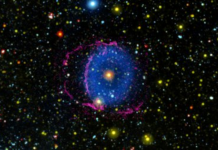 Estrelas em fusão produzem nebulosa de anel azul brilhante