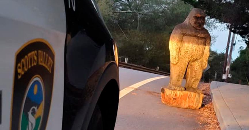 Estátua roubada do pé-grande encontrada ao longo da estrada