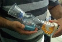 Uma criança de 2 anos é salva com uma garrafa e uma xícara