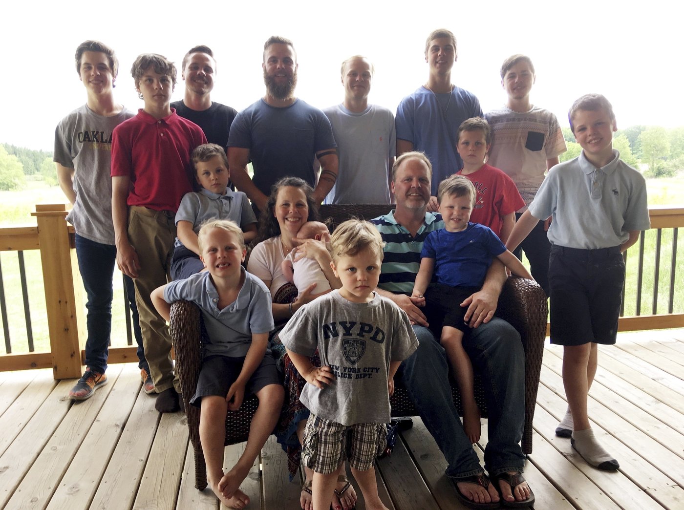 Depois de 14 meninos, casal de Michigan dá as boas-vindas à primeira menina à família