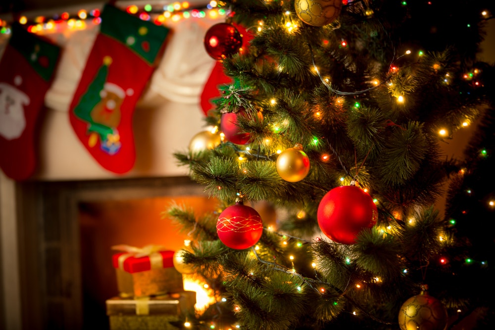 As origens das decorações de Natal: enfeitando os salões da história
