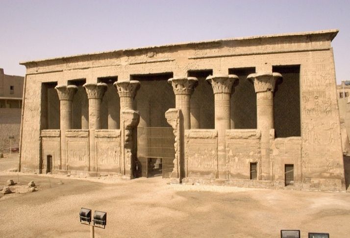 O 'negócio sujo' de esfregar 2.000 anos de cocô de pássaro de um templo egípcio